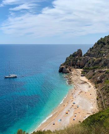 Położona w Poble Nou de Benitatxell, pomiędzy miastami Jávea i Moraira. 